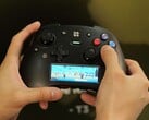 Gamescom现场体验:这款手柄配备显示屏、操作系统和树莓派芯片