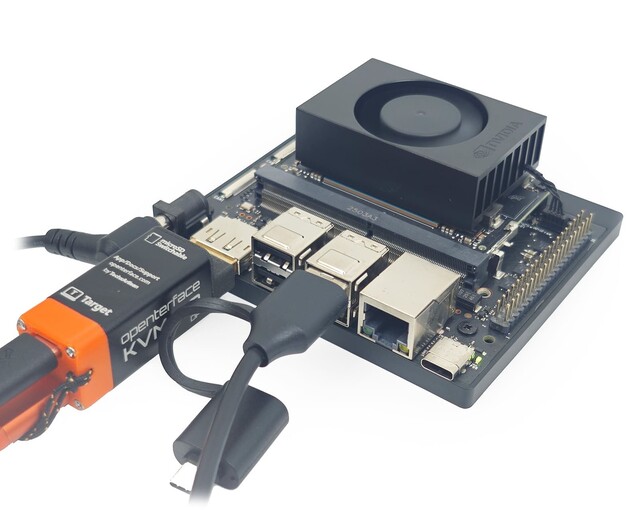 所有硬件都可以安装到显示器连接器中，从而减少了线缆的杂乱。(图片来源：Openterface via Crowdsupply）