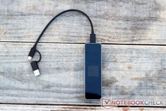 附带的USB-C/Type-A组合线也做得很好。