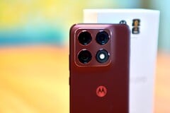 摩托罗拉 Edge 70 Pro 凭借四颗 5000 万像素摄像头力求给人留下深刻印象。
