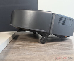 机器人真空吸尘器在遇到障碍物时会后退