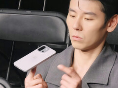 另一份泄露的照片显示了 OnePlus 13T 经过重新设计的机身背面（图片来源：纵有西风起于微博）