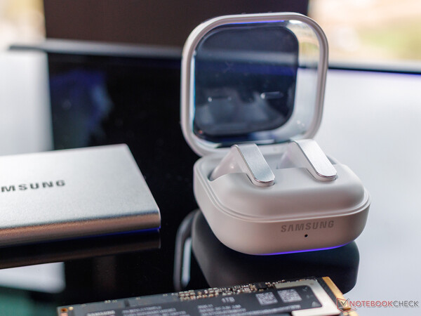 Galaxy Buds 4 摒弃了Galaxy Buds 3 的棱角分明的茎干，改为扁平的茎干。