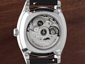 Timex Marlin Chatham Automatic 的背面视图，透过透视底盖可见其 Miyota 自动机芯