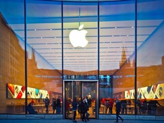 Apple 商店外景，内有标志和顾客（图片来源：Pixabay）