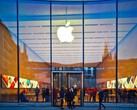 Apple 商店外景，内有标志和顾客（图片来源：Pixabay）
