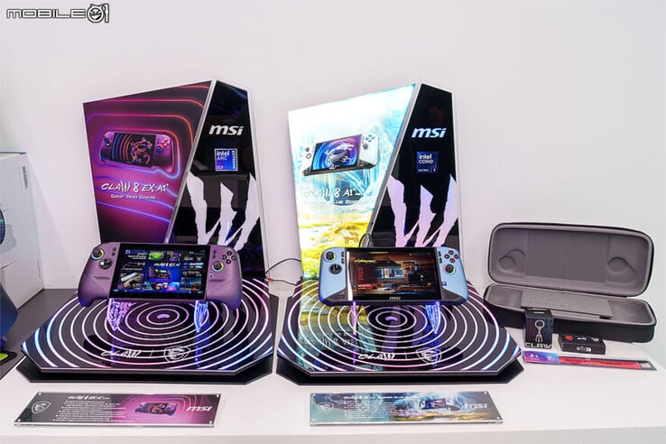 Claw 8 EX AI+ 与 Claw 8 AI+ 冰川蓝版一起展出。