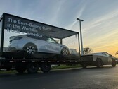 Cybertruck 拖着美国制造的 Model Y（图片来源：TeslaNewsWire/X）