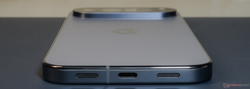 底部扬声器、USB 3.2 Type-C、麦克风