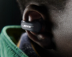 Ultra Open Earbuds 上印有 Bose 和 Kith 的 &quot;合作标志&quot;。(图片来源：Kith）