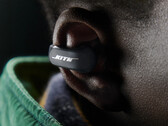 Ultra Open Earbuds 上印有 Bose 和 Kith 的 "合作标志"。(图片来源:Kith)