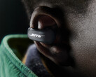 Ultra Open Earbuds 上印有 Bose 和 Kith 的 "合作标志"。(图片来源：Kith）