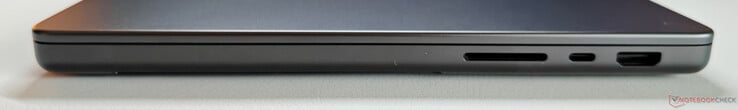右侧SD 读卡器、USB-C 4.0 和 Thunderbolt 4(40 Gbit/s、DisplayPort ALT 模式、Power Delivery)、HDMI 输出