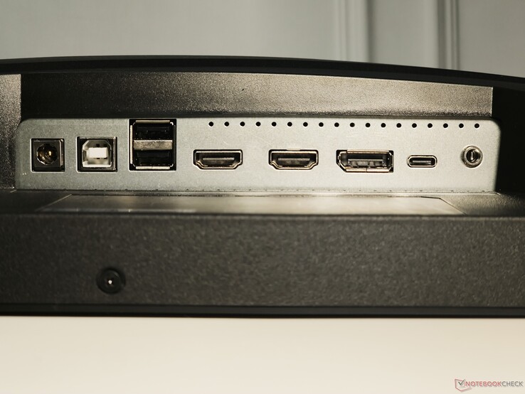 从左至右DC 输入、USB Type-B 上游、2 个 USB Type-A、2 个 HDMI 2.1 输出、1 个 DisplayPort 1.4a 输出、USB Type-C（带 DisplayPort Alt 模式和 65 W 电量传输）、耳机输出