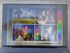 有眩光，但在阴凉处可以控制