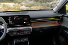 新款 Kona EV 的内饰采用环境照明。(图片来源：现代汽车）