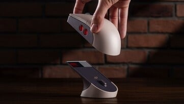 8BitDo Retro R8 鼠标 - N 版配有充电底座。(图片来源：8BitDo）
