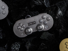 太空灰 SN30 Pro 限量版控制器由锌合金材料制成。(图片来源：8BitDo）
