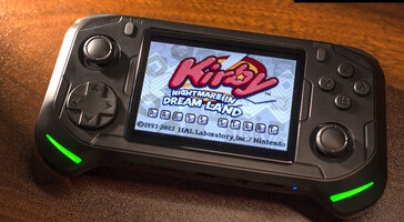 Abxylute E1 游戏机可在 640 x 480 液晶屏上运行经典游戏。(图片来源：Abxylute）