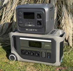 Anker Solix F3000 比 Bluetti Elite 300 大得多，但功能也更强大。