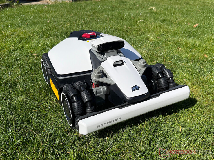 测试中的 Mammotion Luba 迷你 AWD 800