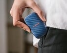 该硬盘通过 USB 3.2 Gen 2 Type-C 连接,读取速度最高可达 600MB/s。