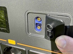 启动辅助装置和辅助电池接口位于盖板下