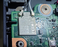 英特尔AX201 Wi-Fi模块被焊接在主板上。