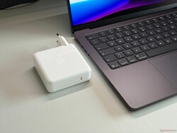 96 瓦的 PSU 不够用，在压力测试或游戏时电池会耗尽。