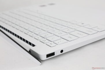 隐藏在酒吧铰链下方的通风栅栏