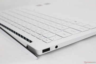 隐藏在酒吧铰链下方的通风栅栏