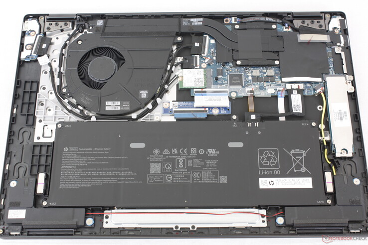 OmnoBook X Flip 16 内部结构。没有空间安装第二个固态硬盘