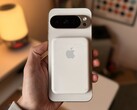 新款 Pixel 搭配旧款Apple 配件。(图片来源：@1PaulJ_ via X）