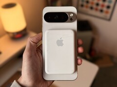 新款 Pixel 搭配旧款Apple 配件。(图片来源:@1PaulJ_ via X)