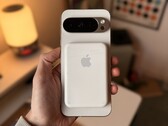 新款 Pixel 搭配旧款Apple 配件。(图片来源：@1PaulJ_ via X）