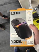 荣耀 O3 电竞鼠标漏盒正面。(图片来源：@therightclicks on X）