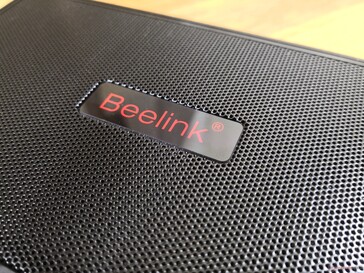 Beelink的标志似乎总是根据迷你电脑的型号而改变。这里它是红色的，而不是通常的黄色或白色。