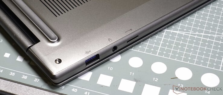 右侧USB-3-A、3.5 毫米耳机、microSD