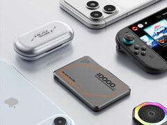 Plus 版的磁性设计比非 Plus 版略胜一筹。图：10K Blade 2+ 与周围的设备。