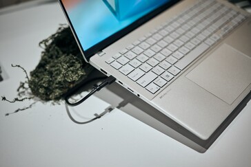 华硕 Vivobook S 16（来源：Alex Waetzel for Notebookcheck）