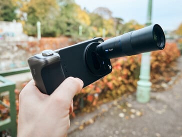 安装了远摄转换器的 X300 Pro(图片来源:Alex Wätzel)