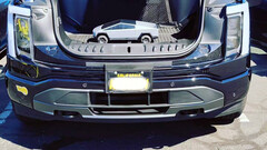 Cybertruck的引擎盖也可以弹开，露出一个大的行李箱了（图片：Christopher Bowe/Twitter）。