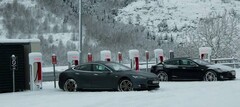 特斯拉汽车在极寒天气下往往无法行驶，因为在电池热起来之前，它们根本无法充电。(图片来源：福布斯）