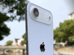 iPhone 17 Air 可能提供 MagSafe 充电和可选的电池扩展配件。(图片来源：Majin Bu）