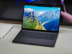 桌上的 MacBook Pro M5