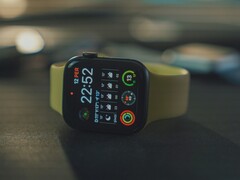 桌子上的Apple Watch SE（图片来源：Onur Binay via Unsplash；已裁剪）