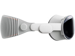 Apple Vision Pro 混合现实头显的宣传图片，白色背景下展示该设备。(图片来源：Apple)