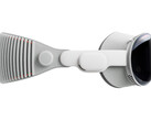 Apple Vision Pro 混合现实头显的宣传图片，白色背景下展示该设备。(图片来源：Apple)