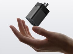 Cuktech 6 mini 采用三端口配置。图：宣传图片，显示适配器的黑色选项。(图片来源：Cuktech）