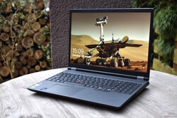 在审查中：联想ThinkPad P16，由联想提供。
